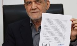 Pezeşkiyan'ın ABD ile varılan mutabakat zaptını imzaladığı anların fotoğrafı paylaşıldı