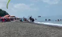 Plajda kontrolden çıkan motorlu paraşüt kalabalığa daldı: 3 yaralı