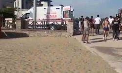 Serinlemek için girdiği denizde boğuldu, kardeşi hastaneye kaldırıldı