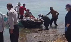 Siirt'te bahçede fenalaşan hasta, tekneyle ambulansa ulaştırıldı