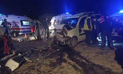 Sivas'ta iki araç kafa kafaya çarpıştı: 1 ölü, 3'ü ağır 7 yaralı (GÜNCELLEME)