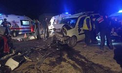 Sivas'ta iki araç kafa kafaya çarpıştı: 4'ü ağır 8 yaralı