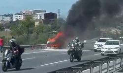 TEM Otoyolu'nda seyir halindeki aracın yanma anı kameraya yansıdı