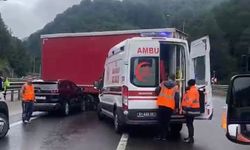 TEM Otoyolu'nda tırdan ayrılan dorseye otomobil çarptı: 2 yaralı