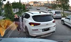 Trafikte yol kesip tepki gösteren sürücü kamerada