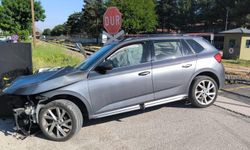 Trenin çarptığı otomobilin sürücüsü yaralandı