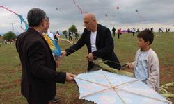 Uçurtması kopunca ağlayan çocuk için yöneticiler seferber oldu