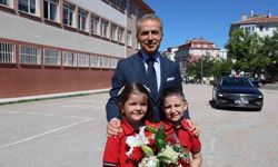 'Vali olmak istiyorum' diyen minik öğrenci karne törenine damga vurdu