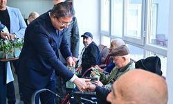 Vali Yılmaz, Yaşlı Bakım ve Rehabilitasyon Merkezi'nde Babalar Günü pastası kesti