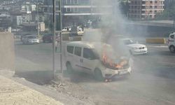 Vatandaşlar kovalarla su taşıdı, araç yanmaktan kurtuldu
