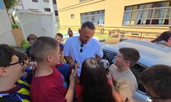 Vedat Muriqi'e Prizren'de öğrencilerden büyük ilgi