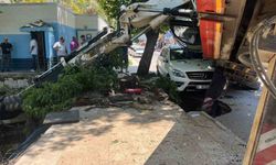 Vinç aracın üzerine devrildi, kepçe dereye uçtu: Korku dolu anlar kamerada