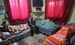 Yatalak anne ve babasıyla birlikte zihinsel engelli kardeşine umut olan hayırlı evlat takdir topluyor