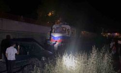 Yük treni hafif ticari aracı 120 metre sürükledi: 2 yaralı