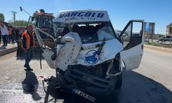 Yüksekova'da yolcu minibüsü ile kamyon çarpıştı: 2 ölü, 3 yaralı