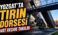 Yozgat'ta tırın dorsesi üst geçide takıldı