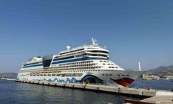 Alman turistleri taşıyan dev kruvaziyer Bodrum'a demirledi