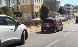 Ani manevra yapan sürücü yoluna devam etti, arkadaki araçlar kaza yaptı