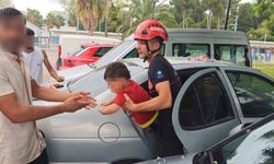 Antalya'da otomobilde kilitli kalan çocuğu itfaiye kurtardı