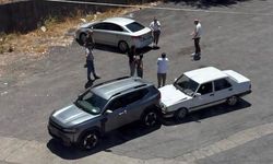 Araç taşıyıcı tırdan indirilen otomobil park halindeki araca çarptı