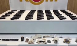 Aracın döşeme içlerine gizlenen 47 tabanca ele geçirildi