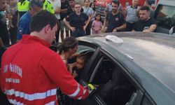 Araçta kilitli kalan çocuk camın kırılmasıyla kurtarıldı