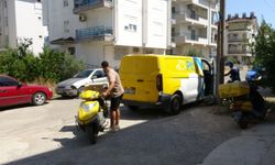 Aşırı sıcaktan etkilenen postacı motosikletiyle aydınlatma direğine çarptı