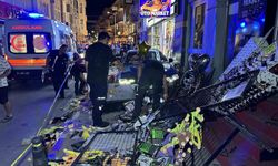 Aydınlatma direğine çarpan otomobil kaldırıma çıktı: 4 yaralı