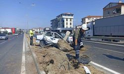 Bafra'da otomobil aydınlatma direğine çarptı, sürücü yaralandı