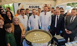 Bakan Kacır, vatandaşlara aşure ikramında bulundu