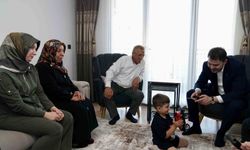 Bakan Kurum'dan depremzede Yusuf ve dedesine ziyaret