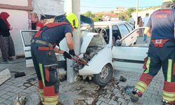 Balıkesir'de elektrik direğine çarpan araçta iki kişi yaralandı