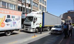 Balıkesir'de şehir merkezine giren tır trafiği felç etti