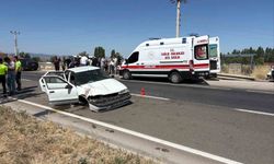 Bariyerlere çarpan otomobilde 6 kişi yaralandı
