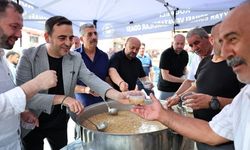 Başkan Özlü'den pazar esnafına aşure ikramı