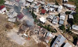 Bayburt'ta çıkan yangında hasar gören 5 ev ve 3 samanlık havadan görüntülendi