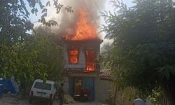 Bayındır'da iki katlı ev yanarak kül oldu