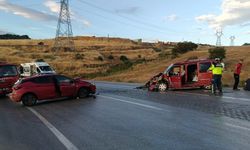 Bilecik'te iki otomobil kafa kafaya çarpıştı: 4 yaralı