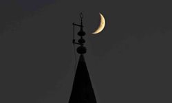 Bitlis'te gökyüzündeki hilal ile minaredeki hilal aynı karede
