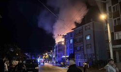 Bolu'da apartmanda çıkan yangında alevler geceyi aydınlattı: Patlama sesleri paniğe neden oldu