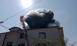 Bolu'da apartmanın çatı katı alev alev yandı