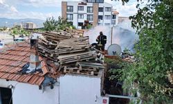 Burhaniye'de yanan evde mahsur kalan vatandaşı itfaiye kurtardı