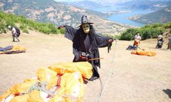 Cadı kostümüyle yamaç paraşütü yaptı, festivalde ilgi odağı oldu