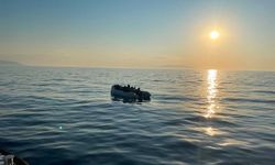 Çeşme'de hareketli lastik bottaki 20 düzensiz göçmen yakalandı