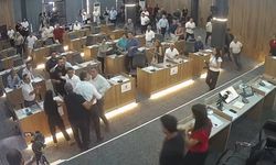 CHP'li belediye başkanının AK Partili meclis üyesinin üzerine yürüdüğü anlar kamerada