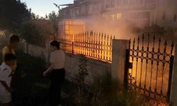 Çocukların su bidonlarıyla yangına müdahalesi kamerada