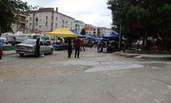 Çorum'da sağanak pazarcılara zor anlar yaşattı