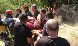 Devrilen çekici çınar ağacına takıldı sürücü araç içinde sıkıştı