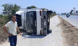 Devrilen kamyondan burnu kanamadan çıktı, aracının başında ekipleri bekledi