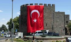 Diyarbakır surlarına dev Türk bayrağı asıldı